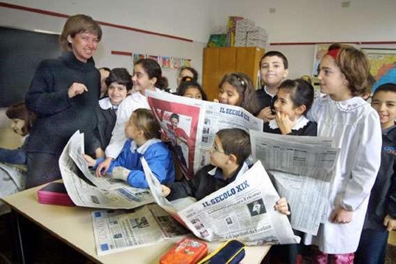 foto di lettura giornale in classe