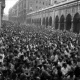28.06.1960 Folla in via XX sett davanti al monumento ai caduti prima del discorso di Sandro Pertini in Piazza della Vittoria