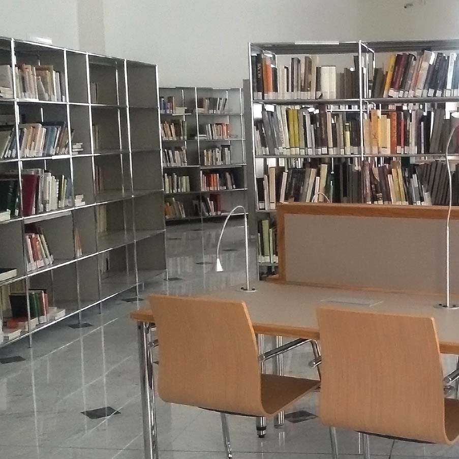 sala di lettura della biblioteca universitaria di genova nella originaria sede di via balbi 3