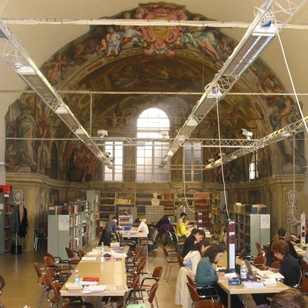 sala di lettura della biblioteca universitaria di genova nella originaria sede di via balbi 3